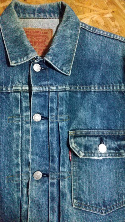 Front pleats and chest pocket-90s Levi's 70502XX Type 1 Denim Jacket.size38