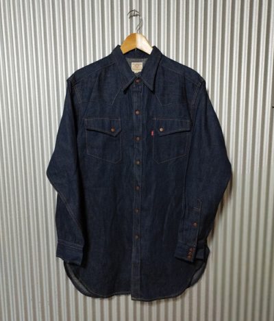 Dead stock 90s Levi's Shorthorn Denim shirt. Made in Japan. Selvedge. Red tab.