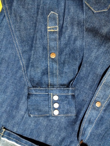 Sleeves-Dead stock 90s Levi's Shorthorn Denim shirt. Made in Japan. Selvedge. Red tab.